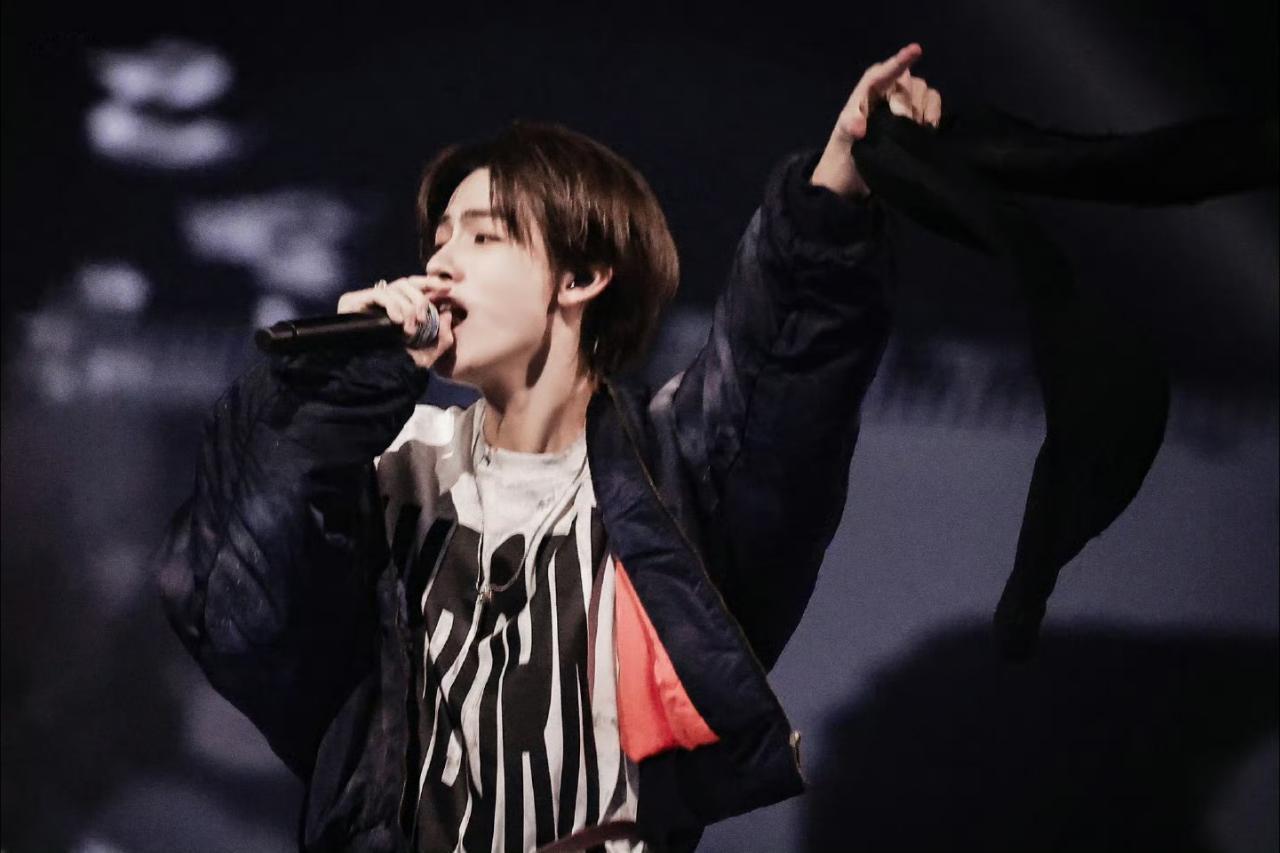 今晚舞台火力全开的cortis严成玹，完全是欧巴级别，用实力、脸蛋诠释这才是第一