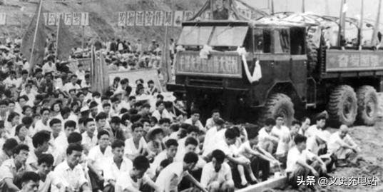 上世纪60年代，中苏交恶，以前军队拉大炮的苏联乌拉尔卡车不卖给中国。我国只好去买