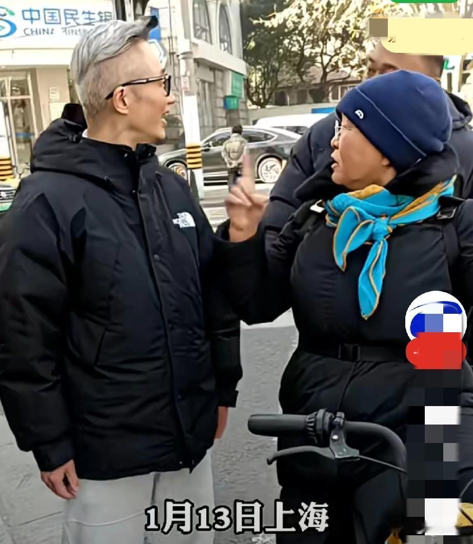 54岁程雷街头被围！阿姨们秒认激动合影，他这状态也太能打了！
淡出大众视线好一阵