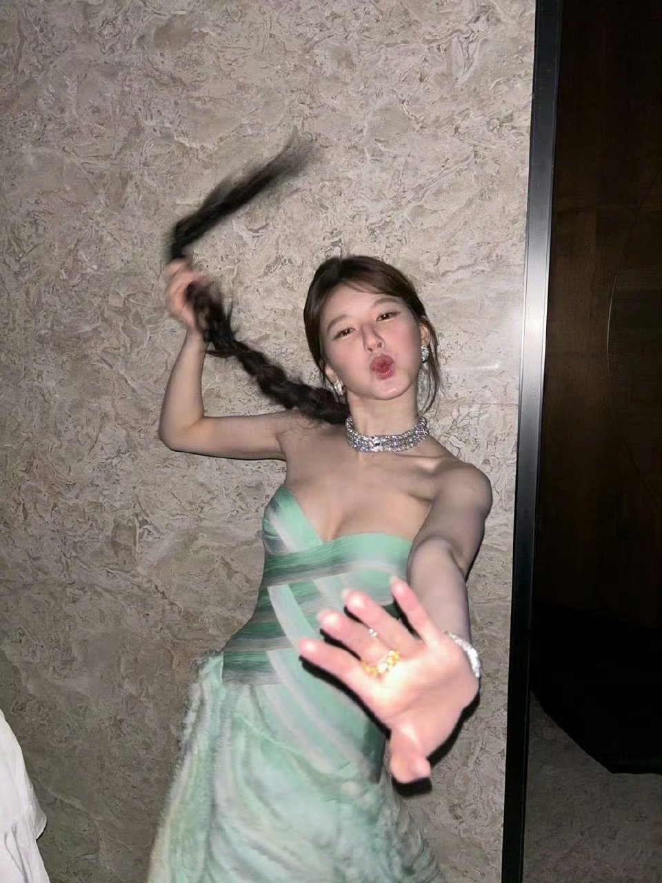 赵露思在VOGUE红毯上大玩新动作 ​​​
