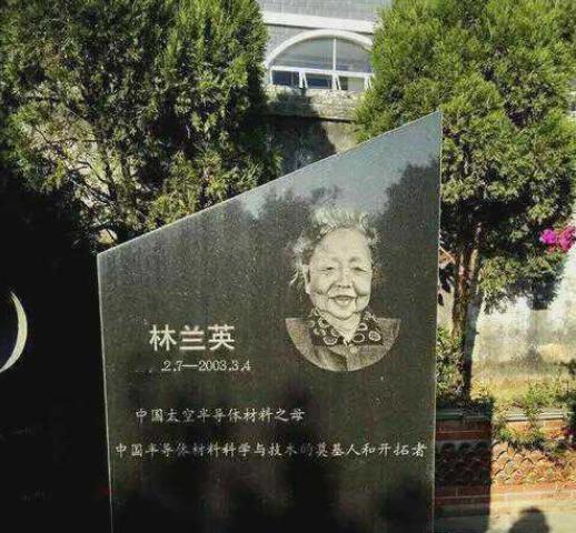 1957年，美国海关私吞了一位中国女人行李箱里面的6800美金，但她却开心地笑了