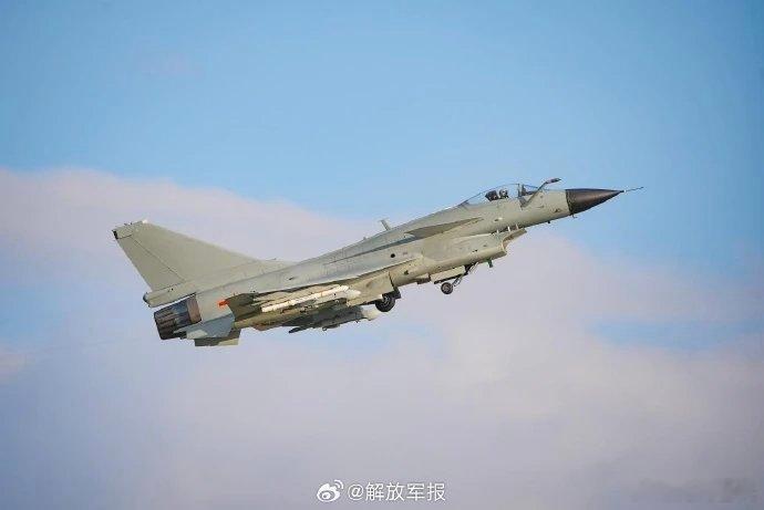 我是一个兵  【强军早报 】军事早知道1、近日，在高原驻训的新疆军区某部举行新团