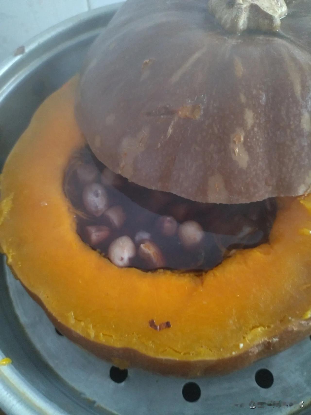这是我做的南瓜饭，上锅蒸了一个多小时了，南瓜早就熟了，南瓜里的水还是满满的，也不