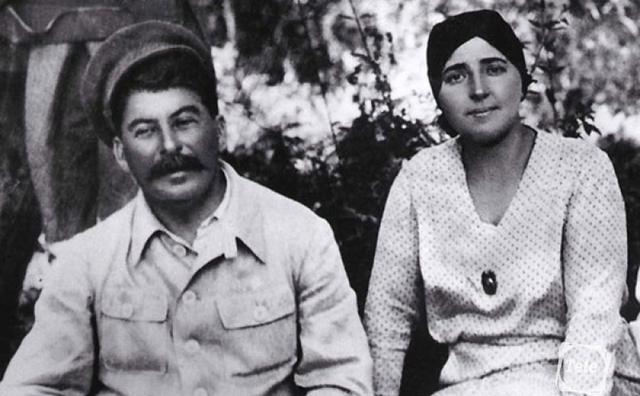 1932年的一天，斯大林喝醉后与一个漂亮的贵妇调情，妻子看不惯发了脾气，谁料想斯