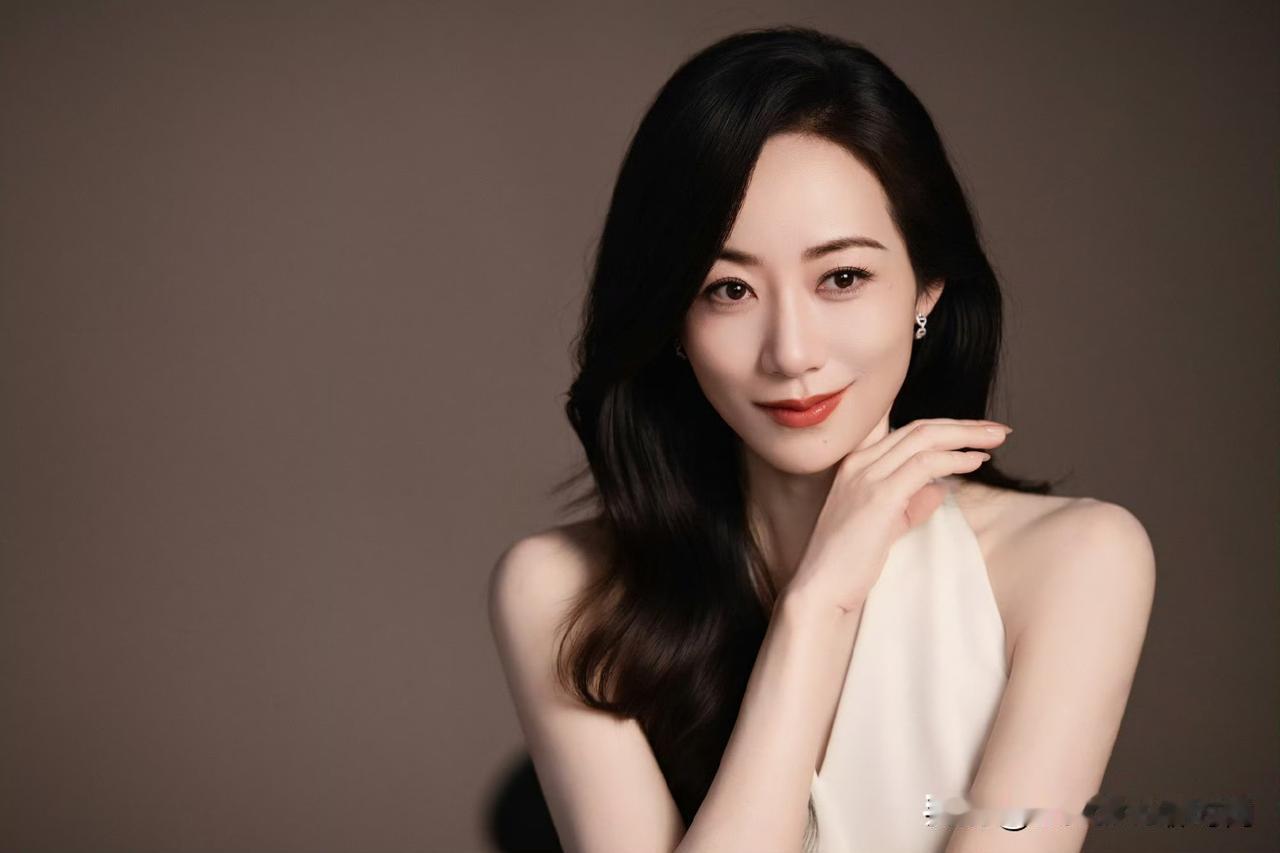 韩雪极简白裙造型 清冷贵气拉满✨
 
韩雪这套造型太绝了！一袭白色挂脖V领无袖上