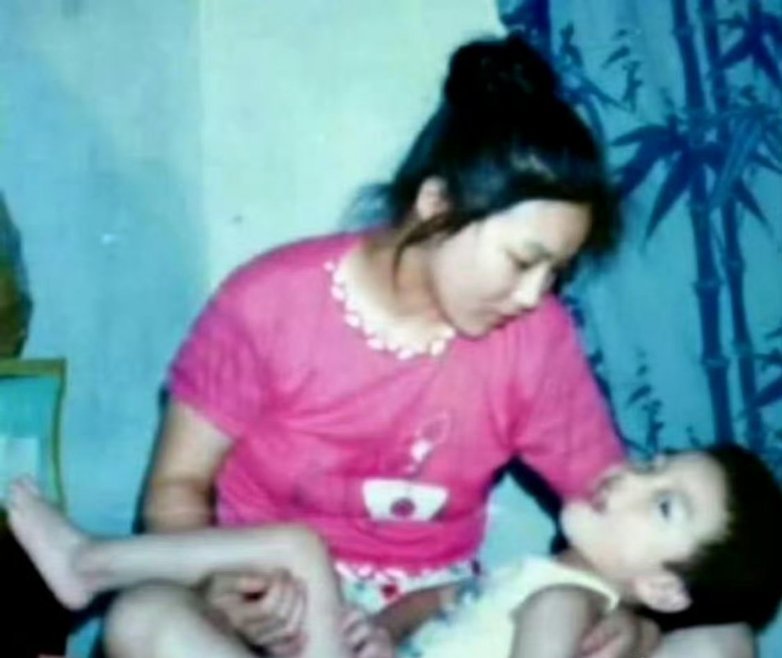 1988年，湖北一女子产下脑瘫儿，丈夫抛妻弃子。母亲并没有选择放弃，每天坚持做三