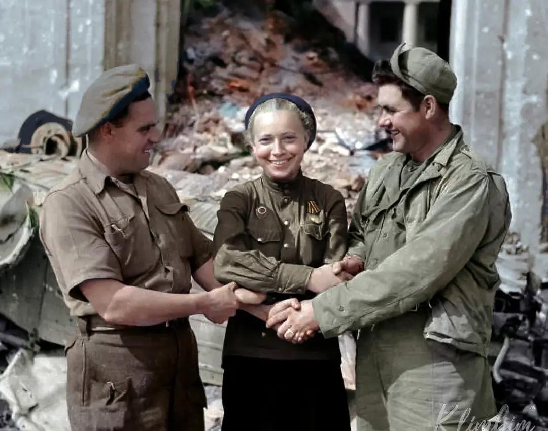 1946年4月14日，德国首都柏林，英国（左）苏联（中）和美国（右）的士兵在总理