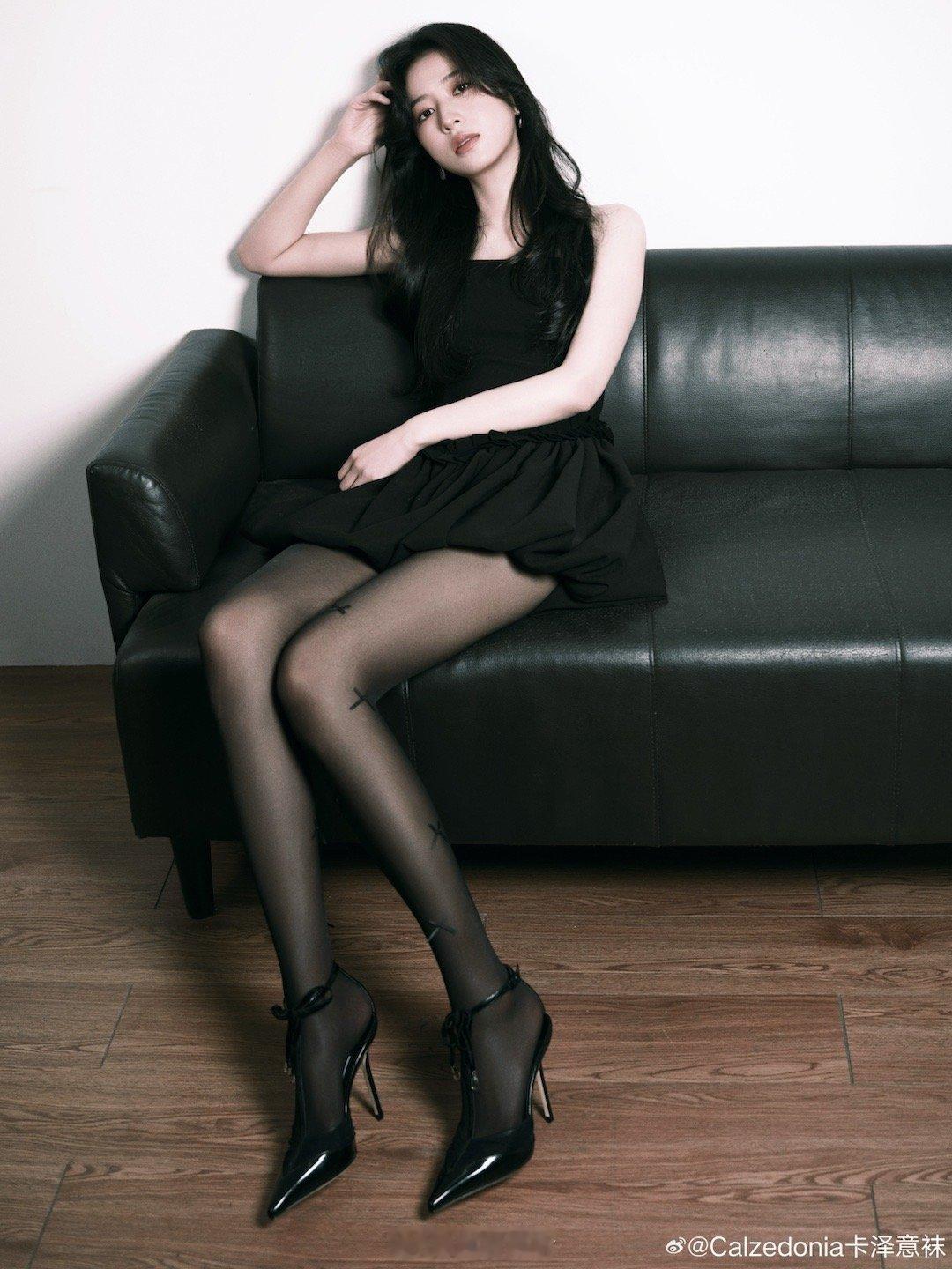 周雨彤极品黑丝😍 