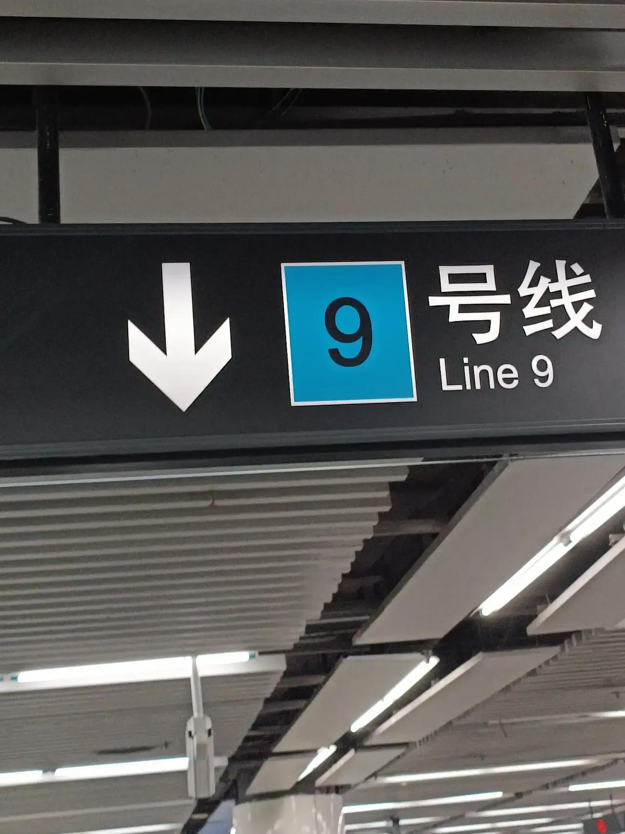 地铁上什么事都会发生。今天早上6.30分钟，在地铁9号线上，一个看起来应该是本地