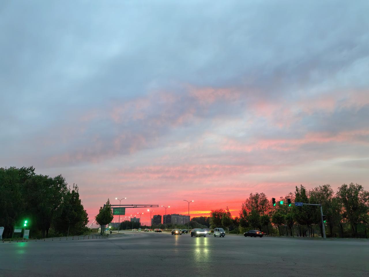昨晚的霞光确实把天空染得特别浓烈！从橘红到绛紫的渐变，云层边缘还透着金边，像天空