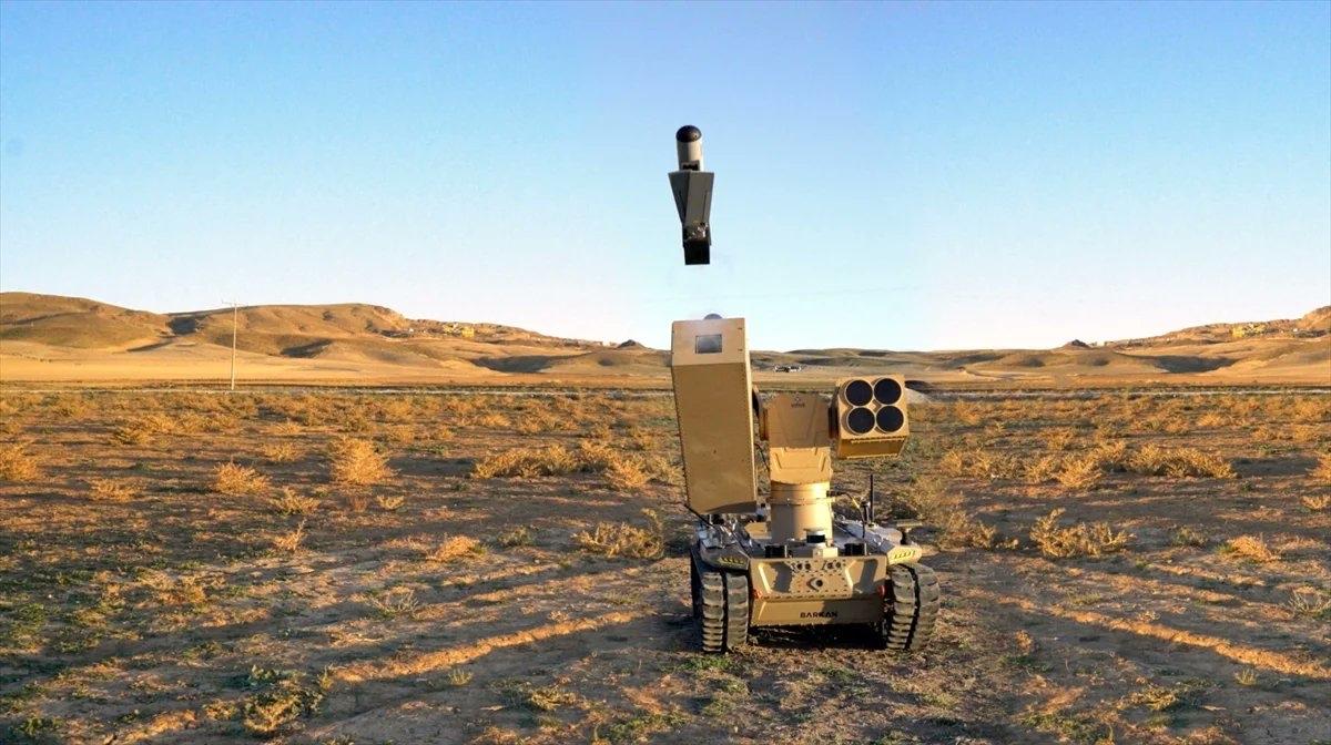 土耳其推出的一款巴尔坎·伊卡（Barkan IKA）无人车发射了一架自杀式无人机