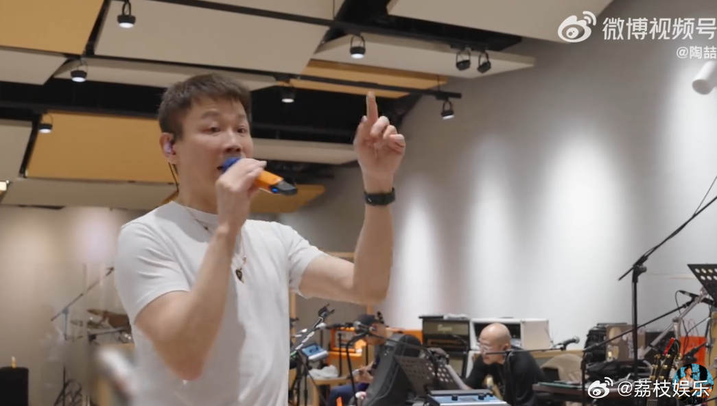 陶喆抓包员工摸鱼 陶喆现场抓员工摸鱼？好一个调皮的陶老师！新节目即将播出，除了抓