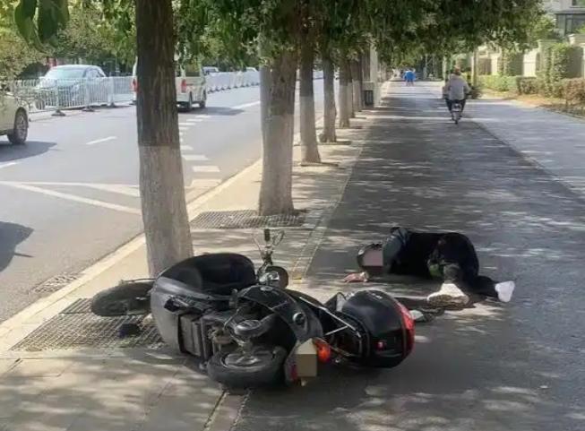 江苏常熟，男子须某在家自饮米酒后，接蒋某电话邀其赴饭店聚餐，陆某和陈某也在场。四