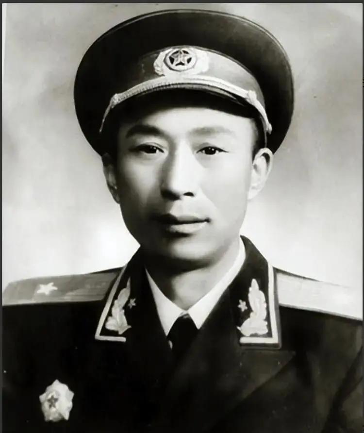 1950年，志愿军营长贾庭玉打了胜仗，抓了112个俘虏，战后全营被表扬，唯独他被