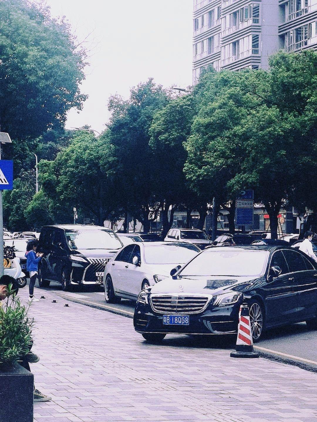 100万以上的车买的是圈子？
超过100万以上的车，买的不仅仅是品牌，买的是圈子