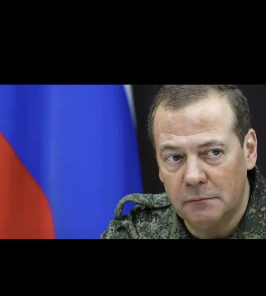 特朗普这波操作简直荒诞到离谱！一声令下炸了加拉加斯，还把马杜罗当快递似的抓走，把