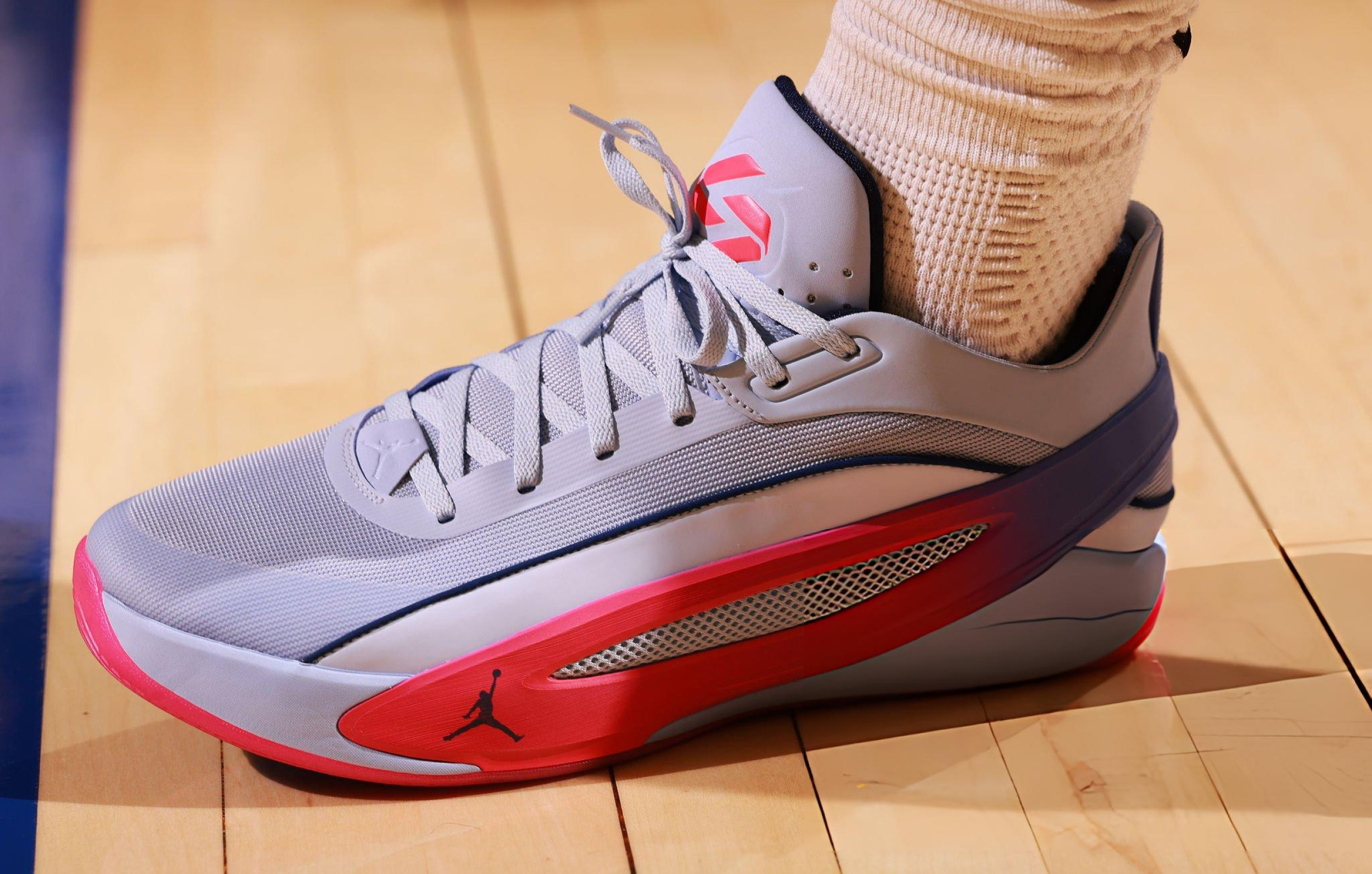 今日对阵勇士的比赛中，Luka Doncic 前后上脚了三双不同配色的 Jord