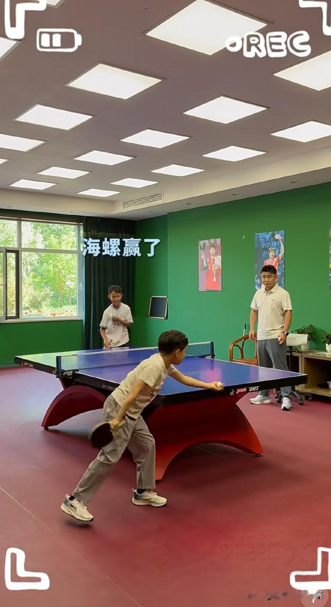 王皓假期带娃，也是陪娃打球。
学高尔夫的那个，打直板。
学乒乓球的那个，打横板。