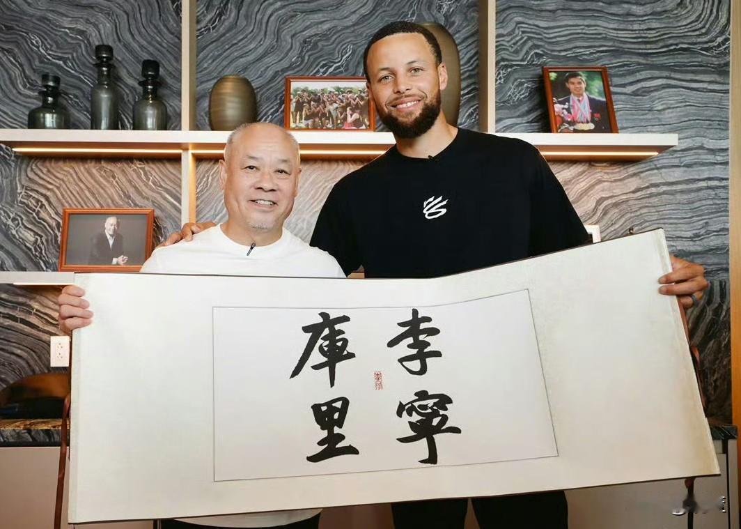 天作之合真的太会设计了！
库里和李宁这次的文字图案绝了，大伙都说横竖看都是正确名
