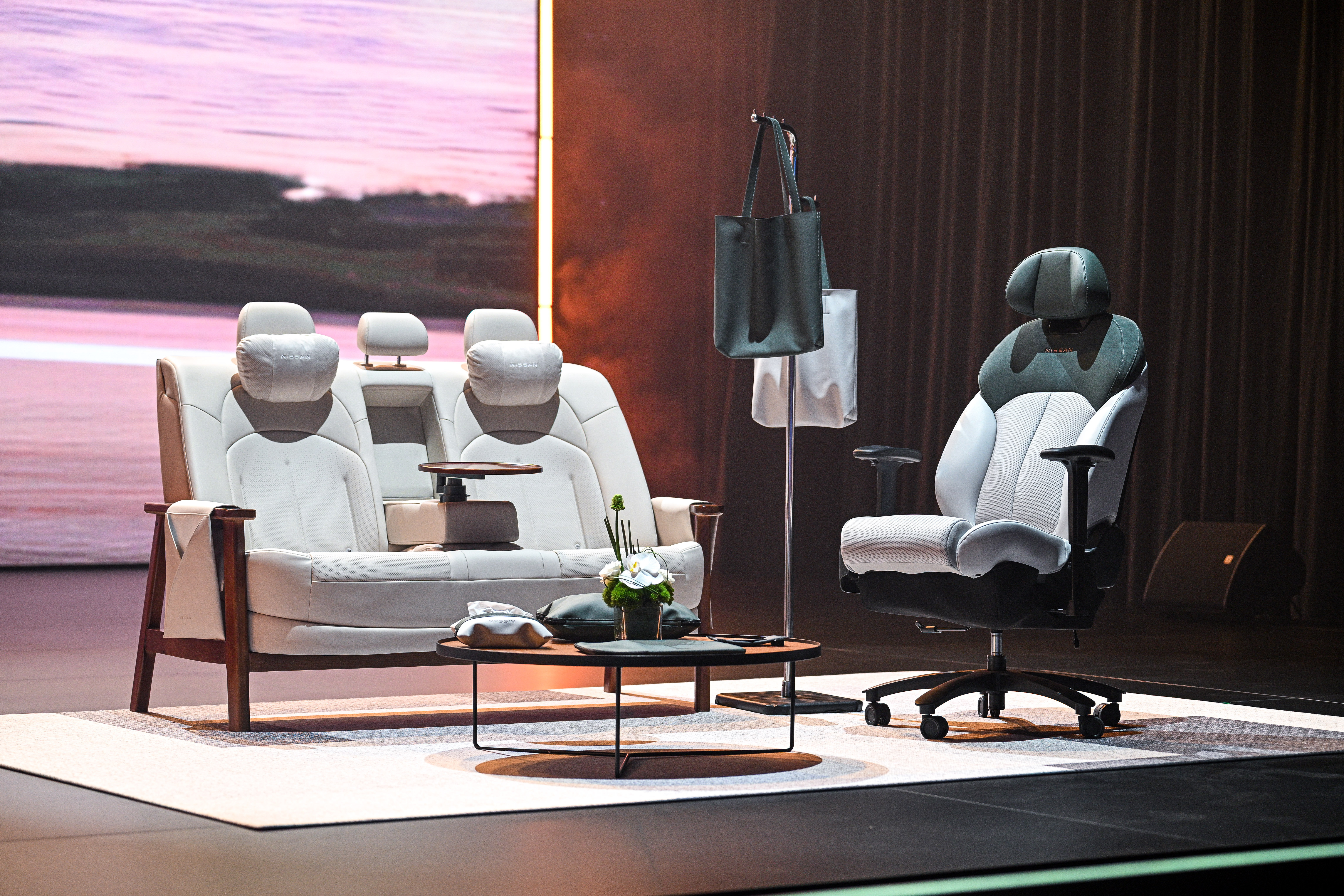 史上最舒适发布会？今晚东风日产N6发布，把大沙发搬到了现场，甚至还有爆米花！？不