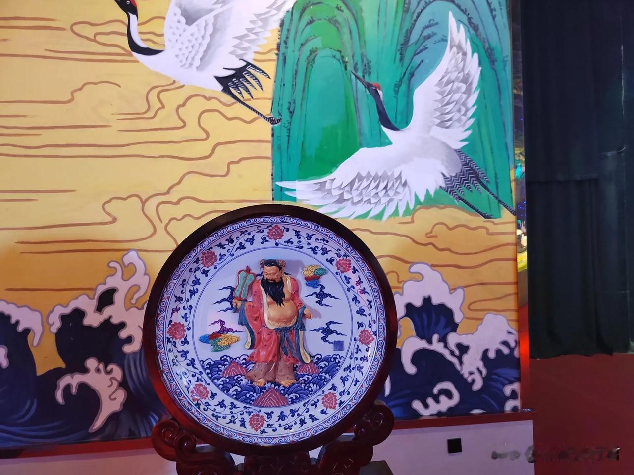 变成老头儿以后爱笑了，跟人说话就笑，没了一点儿傲气。见人就笑着打招呼，无论人家是