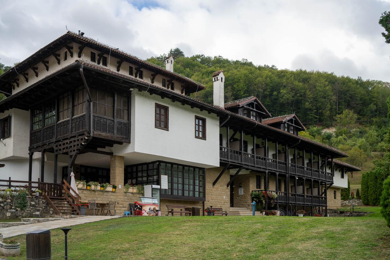 做攻略的时候，我看到斯图代尼察修道院（Studenica）这边，有一个打开方式是