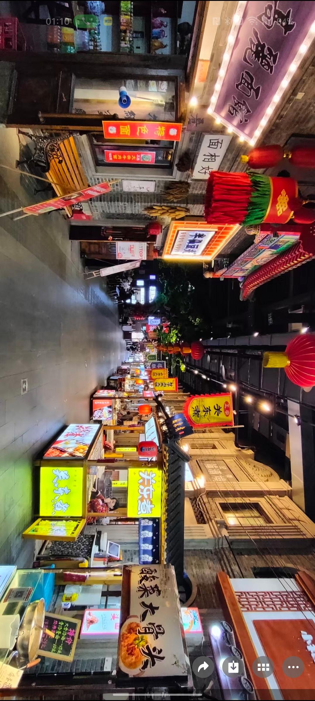 灯火阑珊处，美食琳琅满目，人间烟火气，尽在其中。