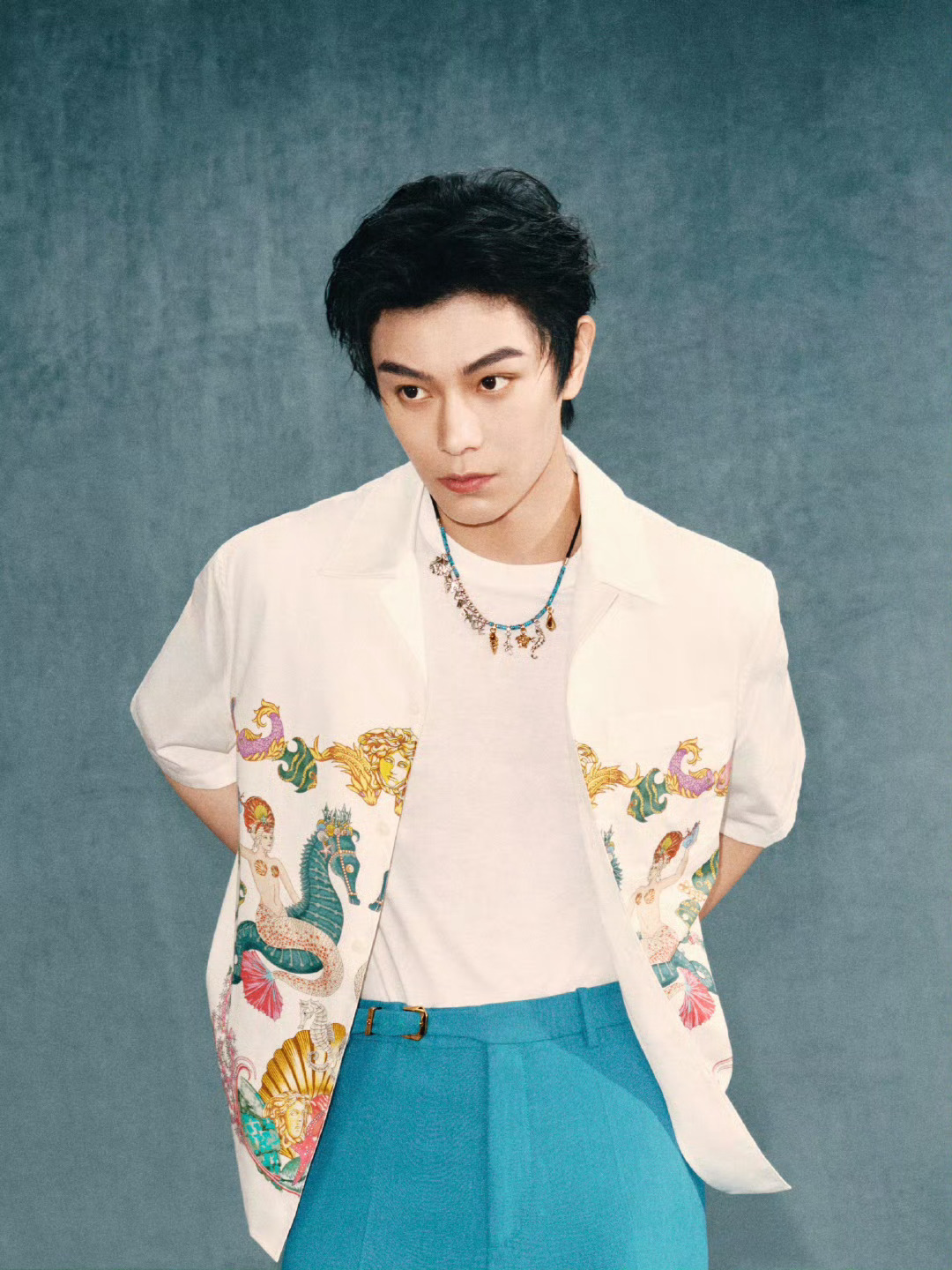 丁禹兮 x Versace “La Vacanza” Campaign 2025
