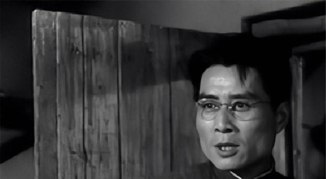 1949年，重庆解放后，军统少将在大街上遇到了一个地下党员，连忙冲上去抱住他：“
