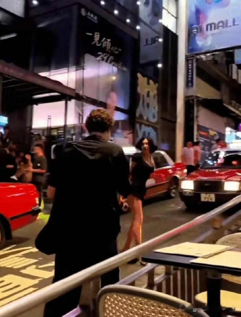 只是遇到外国人香港的士司机才变得通情达理吗…[捂脸]
都说香港的士司机脾气不好，