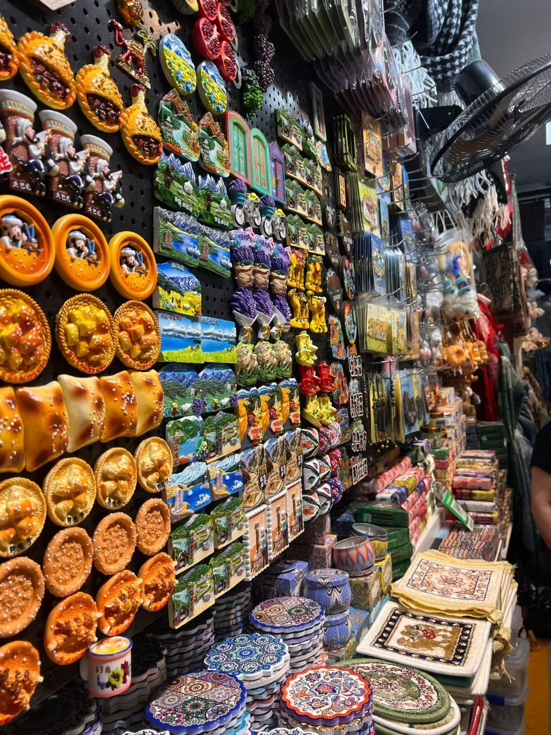 最喜欢逛这种小店了精致，复古，我可以挑选好久（图是前两天逛的台风预警，这两天只能