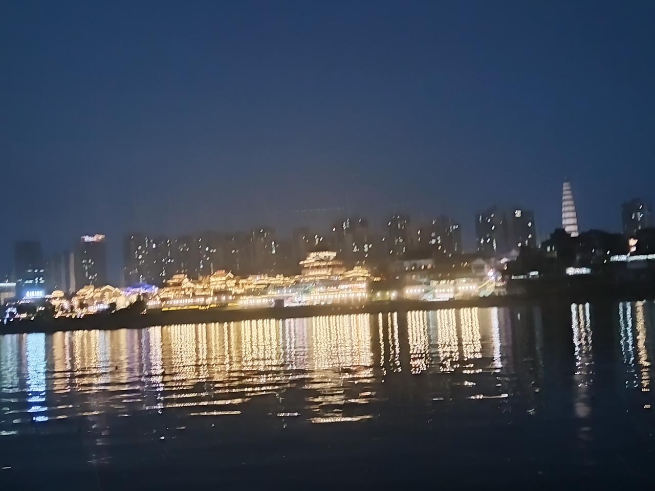 江湾铺金，流光溢彩，夜里合川多迷人！