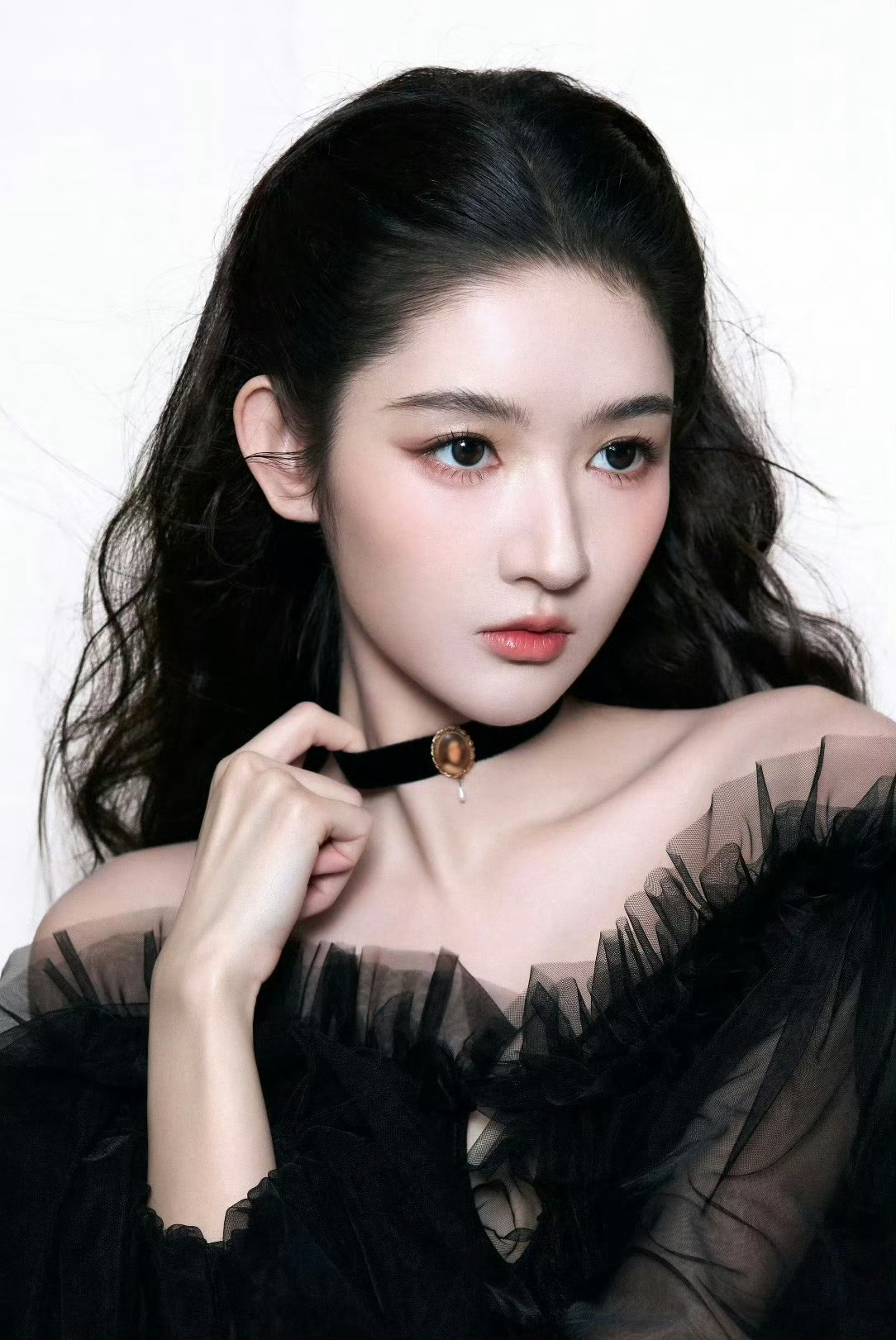 王玉雯冷艳千金妆王玉雯紫色流光裙 冷艳千金妆自带疏离感，紫色流光裙衬得身姿矜贵，