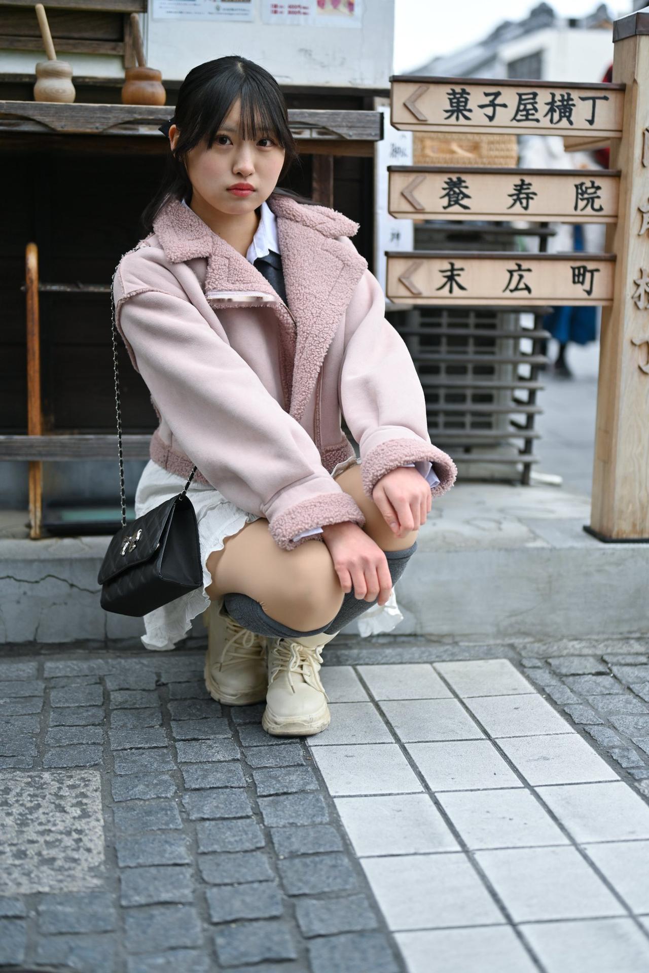 粉色毛绒外套+白色短裙，温暖又时尚！