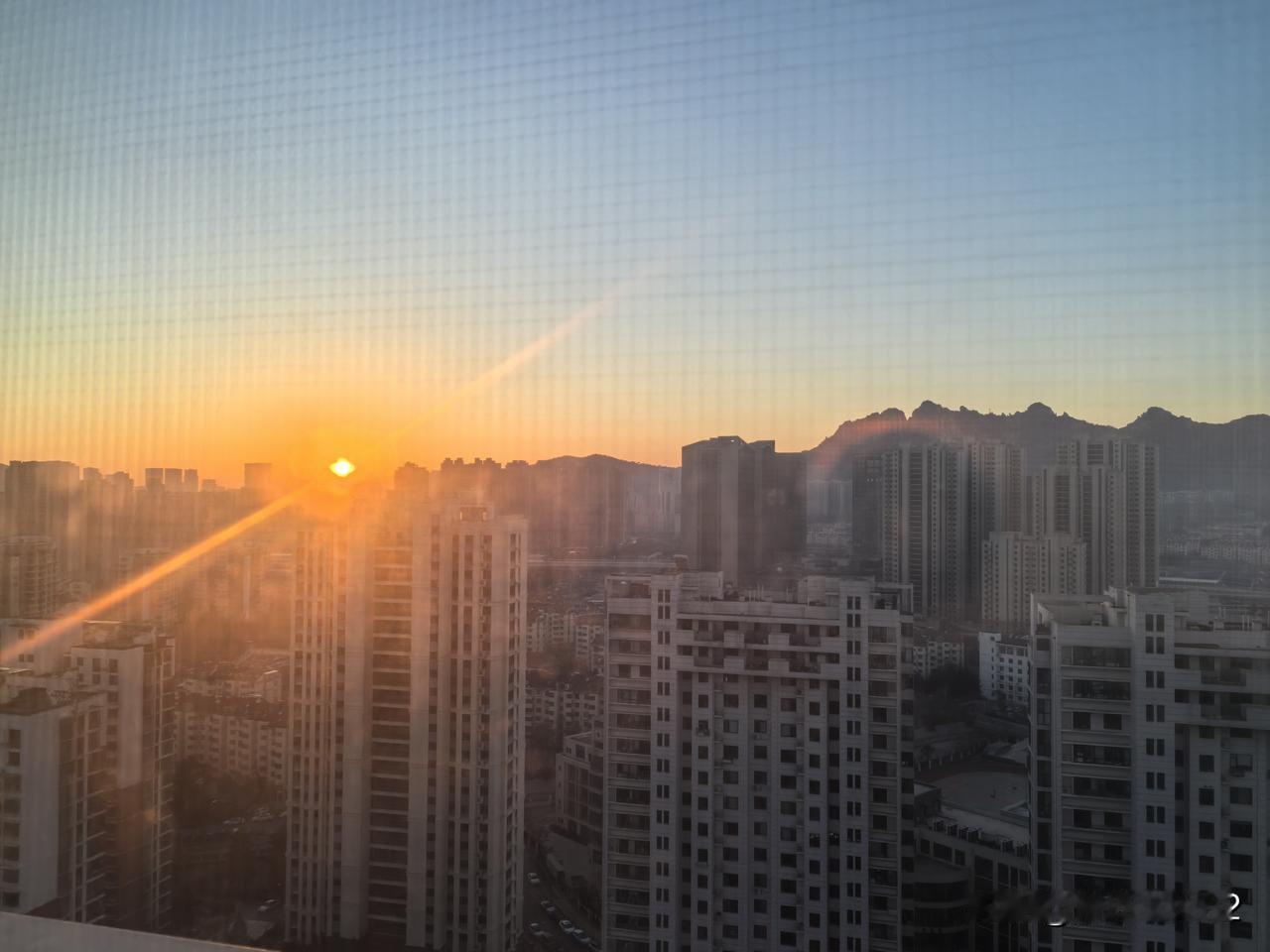 我正在山东大学齐鲁医院青岛院区保健科住院，保健科在16楼，透过保健科的病房，可以