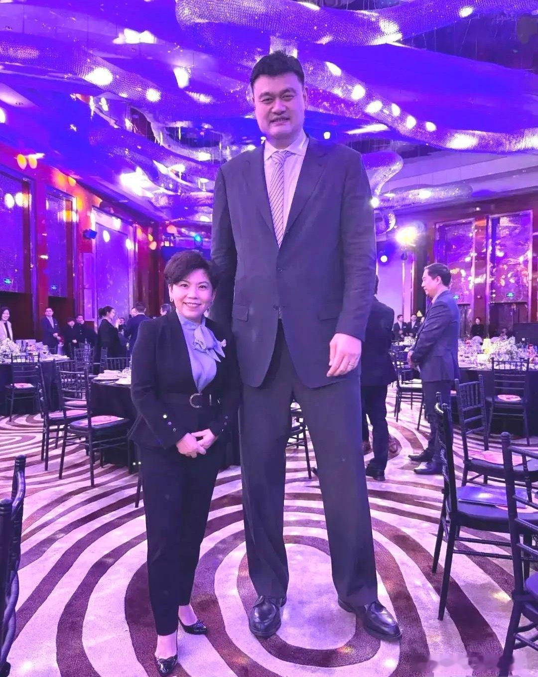 邓亚萍和姚明：体育届最矮的和最高的，罕见同框照！ 