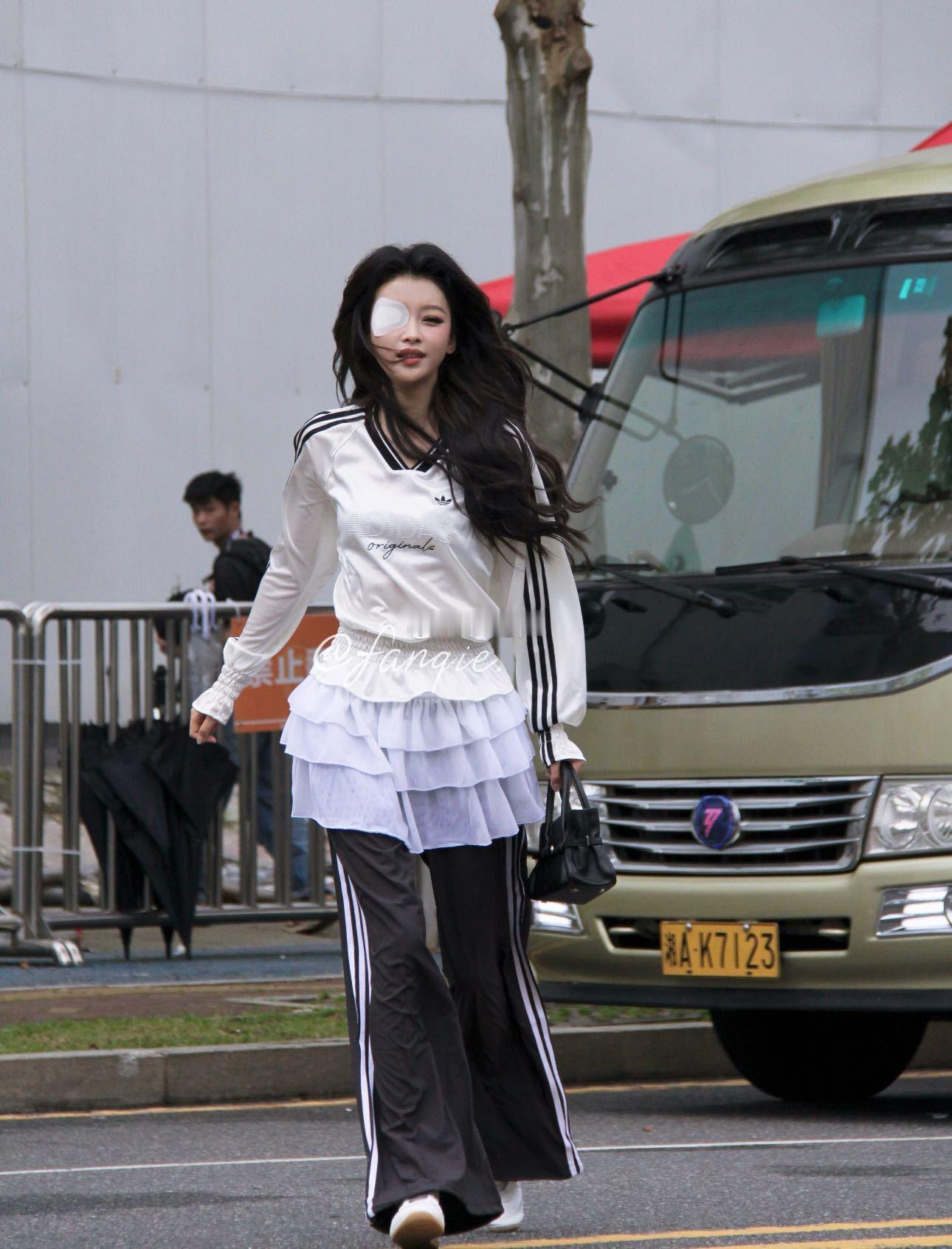 孙怡怎么年纪轻轻就耳背了 救命！孙怡这耳背名场面能反复观看，粉丝喊收信她听成看手