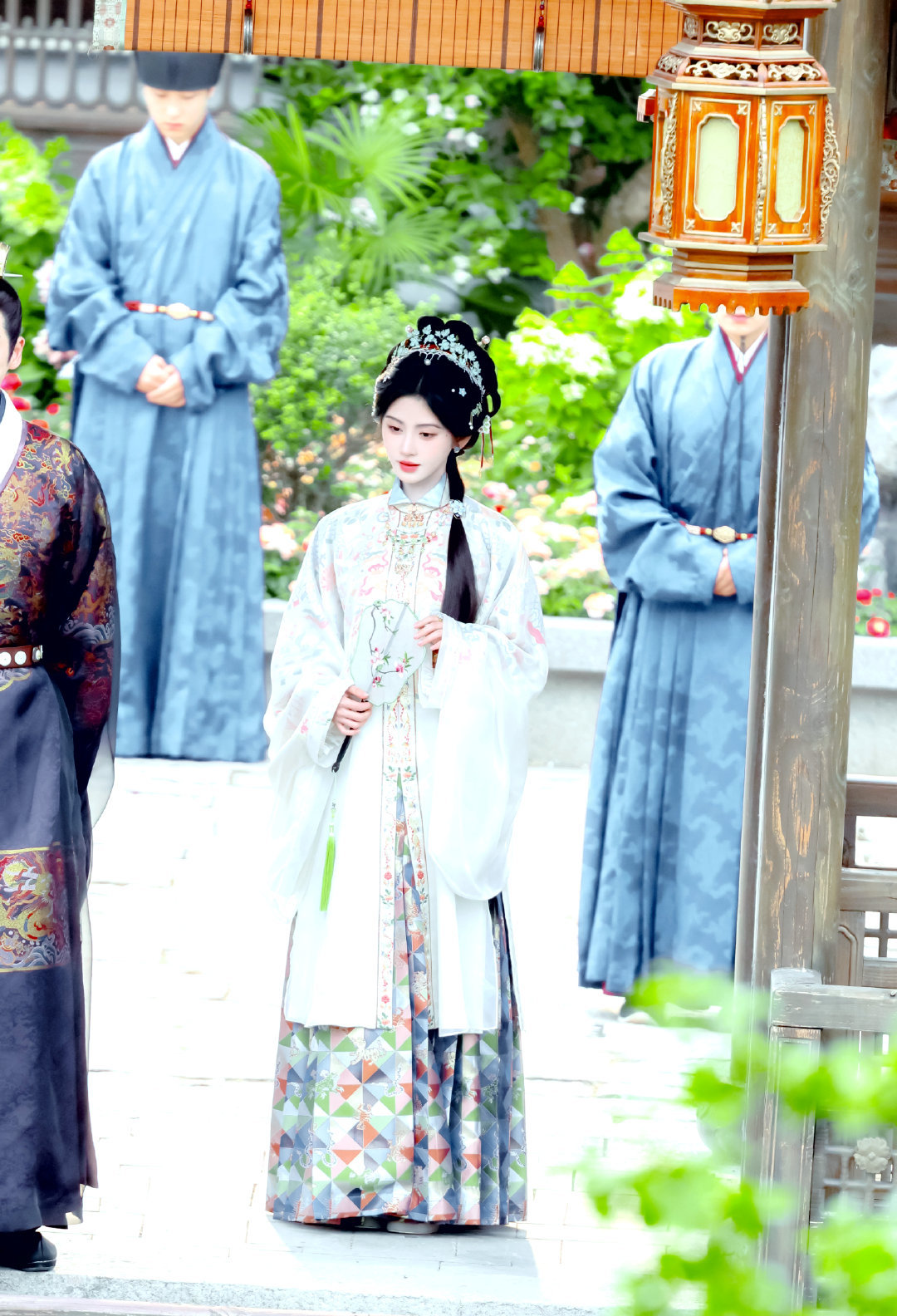 jjy鞠婧祎万花世界 jjy鞠婧祎苏绿夏 “玫瑰在海里燃烧 我的爱在烈火中绽放.