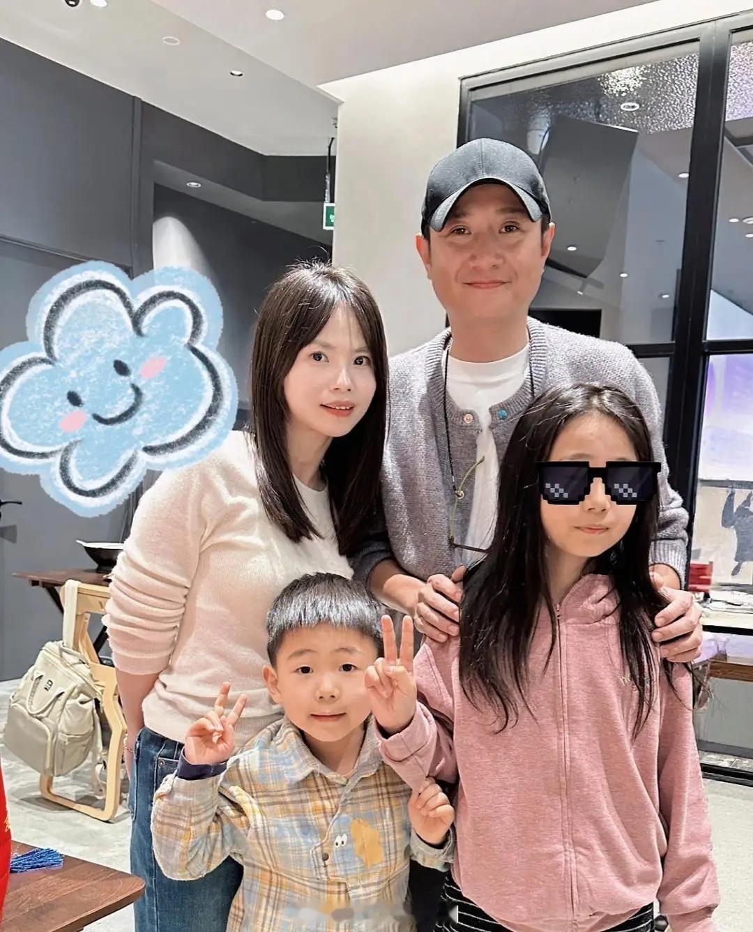 42岁文章现身上海新开的餐馆招待顾客，他的状态非常好，笑容满面。看起来身材胖了一