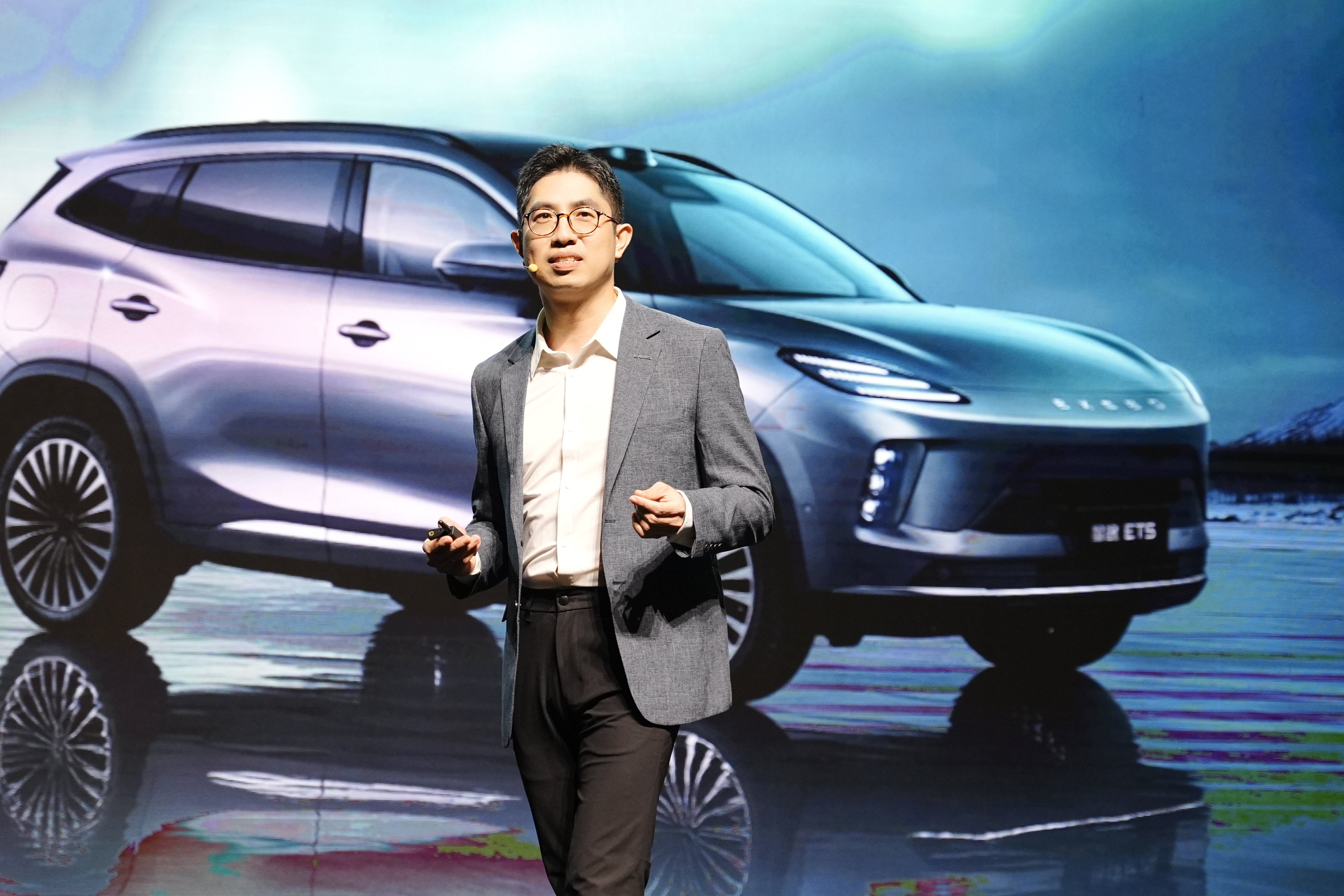 的预售终于开启了，价格比我猜的还香，不由得更让我期待它的正式上市15万多的B级价