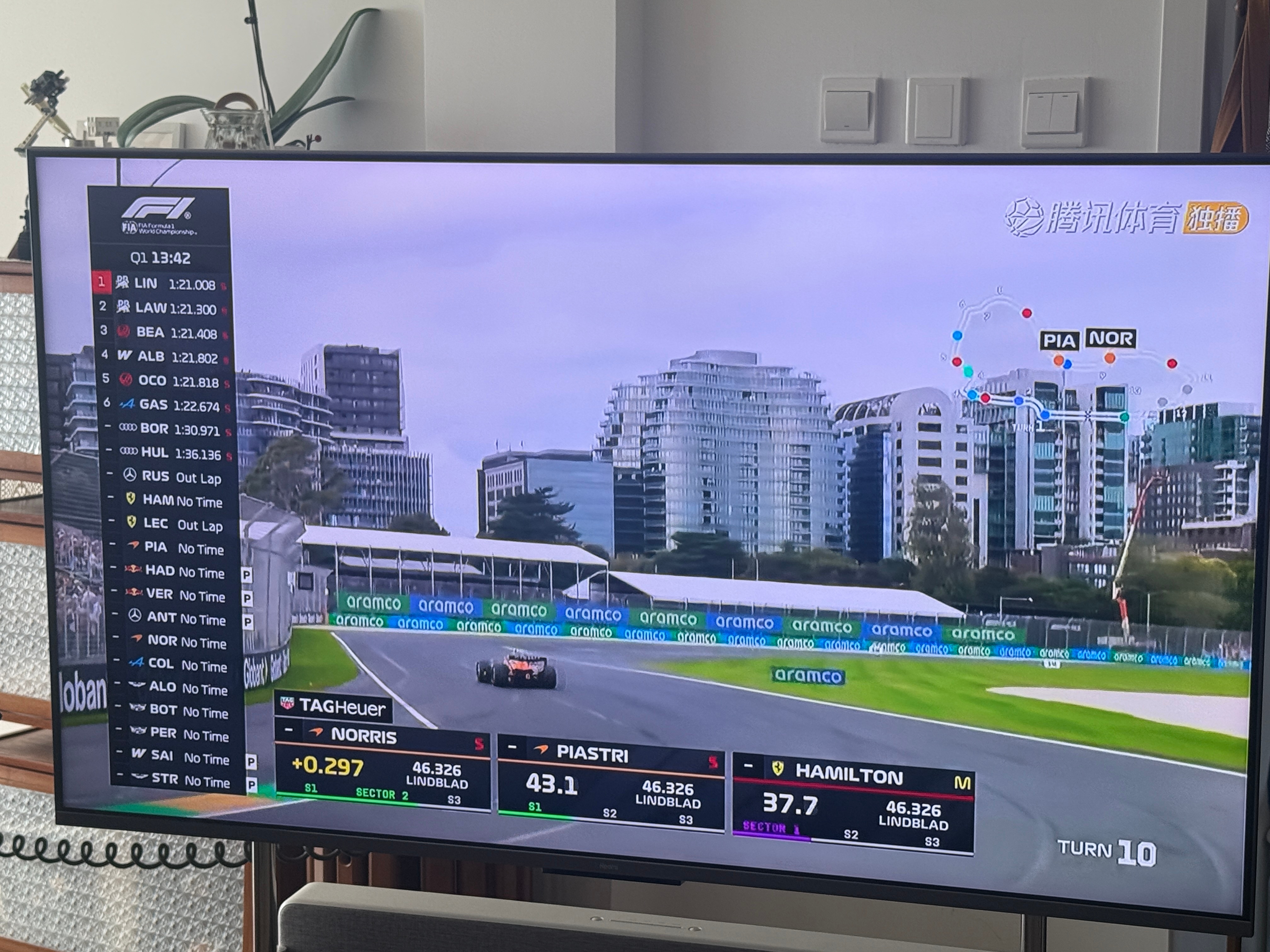 澳大利亚大奖赛排位赛来了！大家冲啊！！我一边收行李一边看拉姐加油！f1卷妹的唠嗑