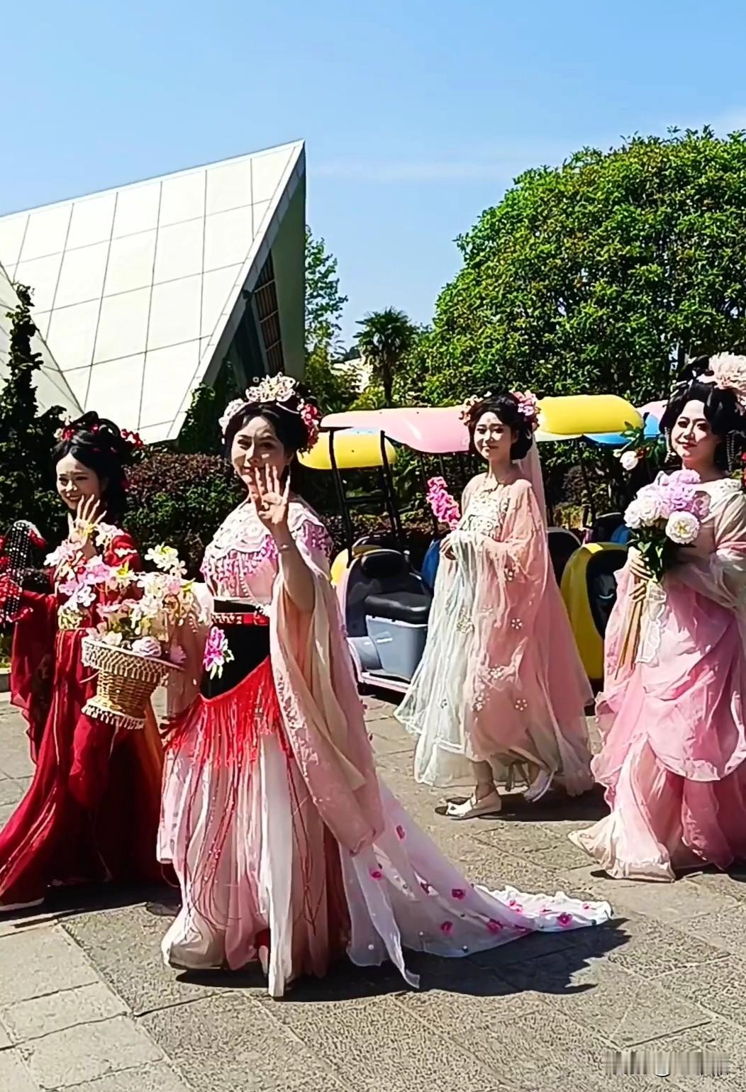 【日常小记】半夜手机“闹乌龙”，醒来有点去懵。
    昨晚，整理一天游玩的照片