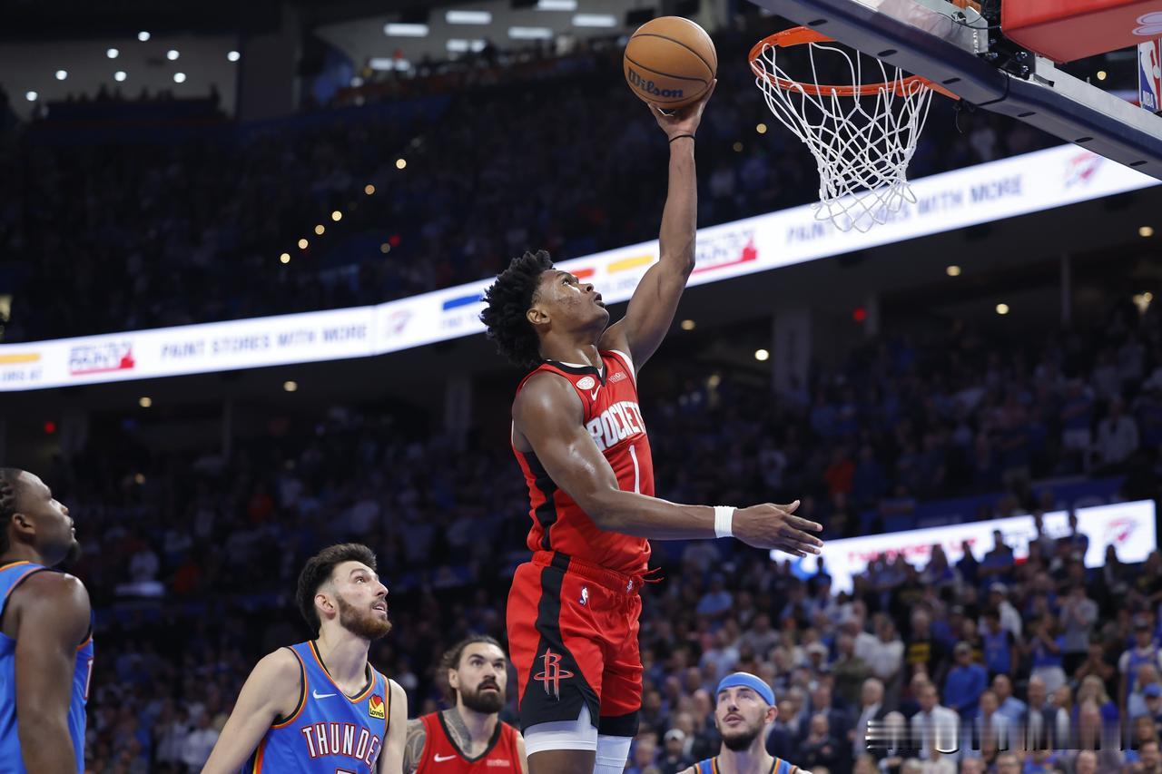 火箭半场大比分领先凯尔特人，乌杜卡挺会玩的，五大阵容成为这场比赛的关键所在，让凯