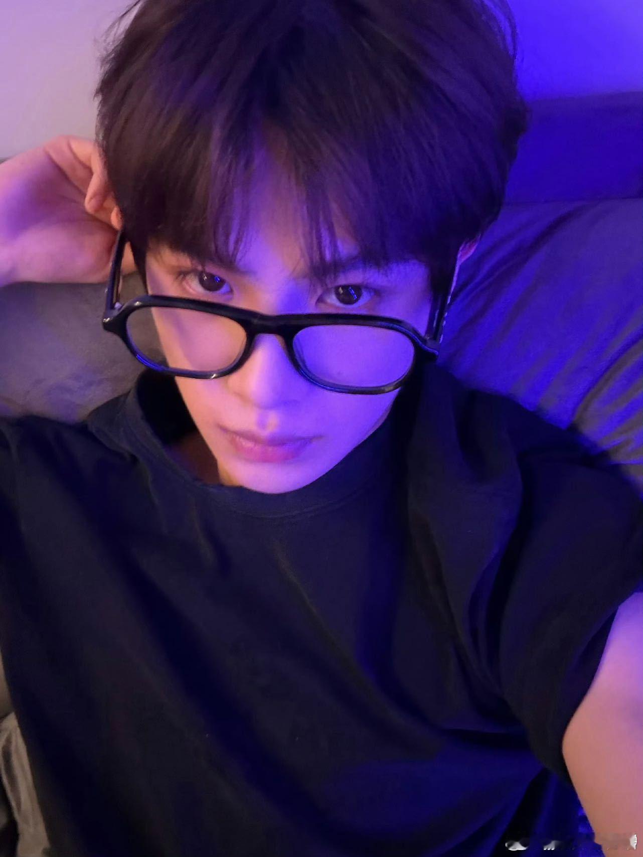 黄明昊新专辑预热海报 黄明昊全新专辑《Glitch》预热海报上线！红色醒目的Gl