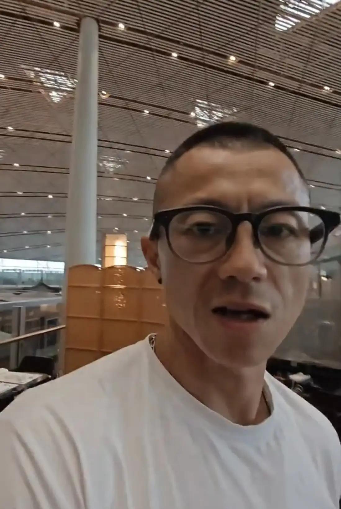 陈震同学：走南闯北这么久，终于可以实现出门带一款手机就够了。
 
之所以会发出这