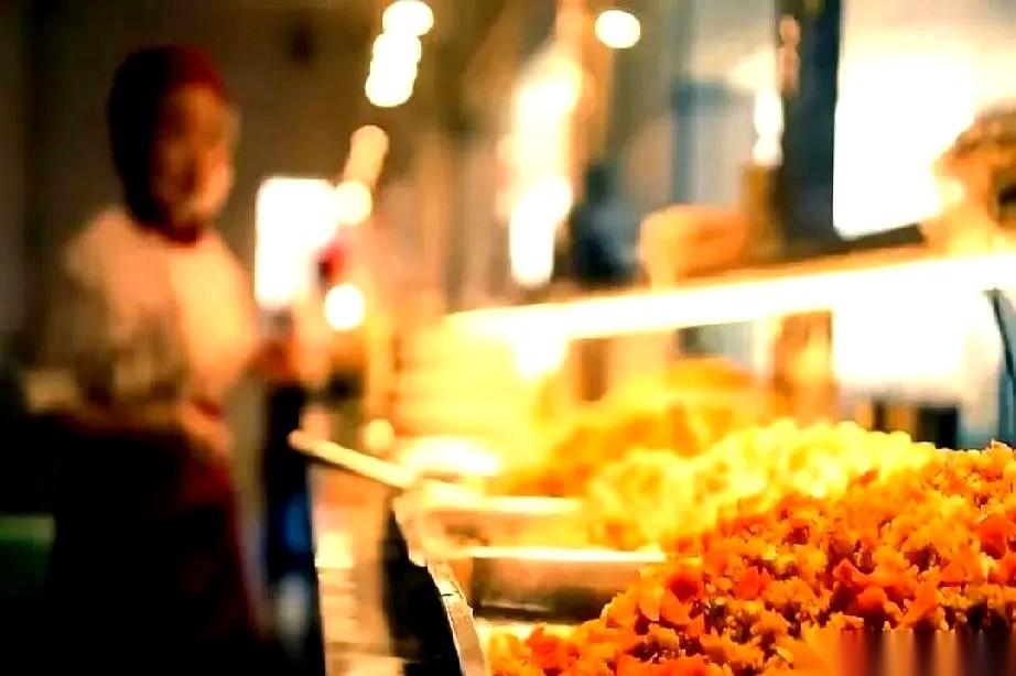 让家长去学校食堂给孩子做饭。
让校长和老师，跟孩子们吃一模一样的饭菜。
北京这回