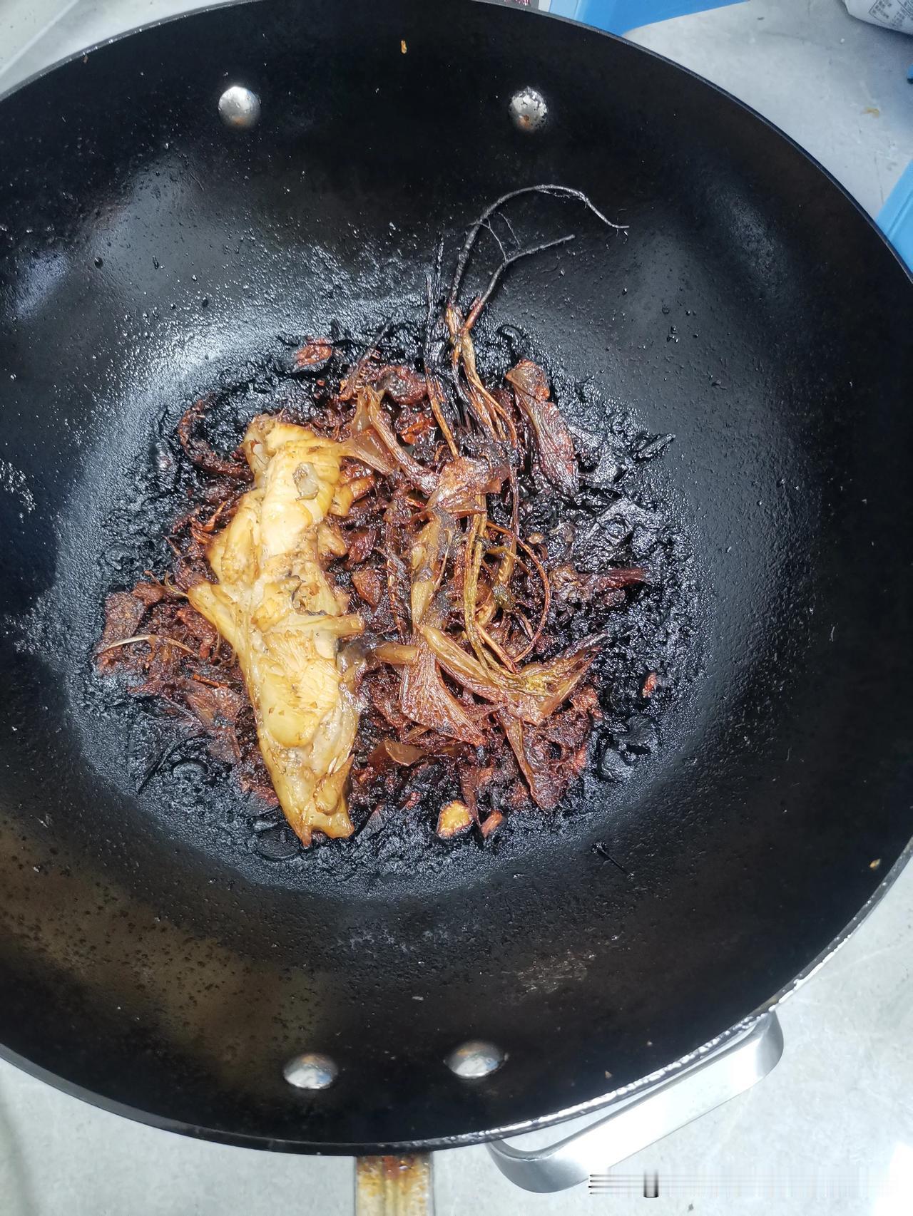 媳妇早上做的红烧碟鱼头，和西红柿炖牛肉，还打不得，骂不得，我太难了。