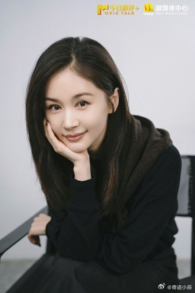 我以为长大后会自动变成王子文王子文这段采访太圈粉！直发黑框安静坐着，高智感扑面而