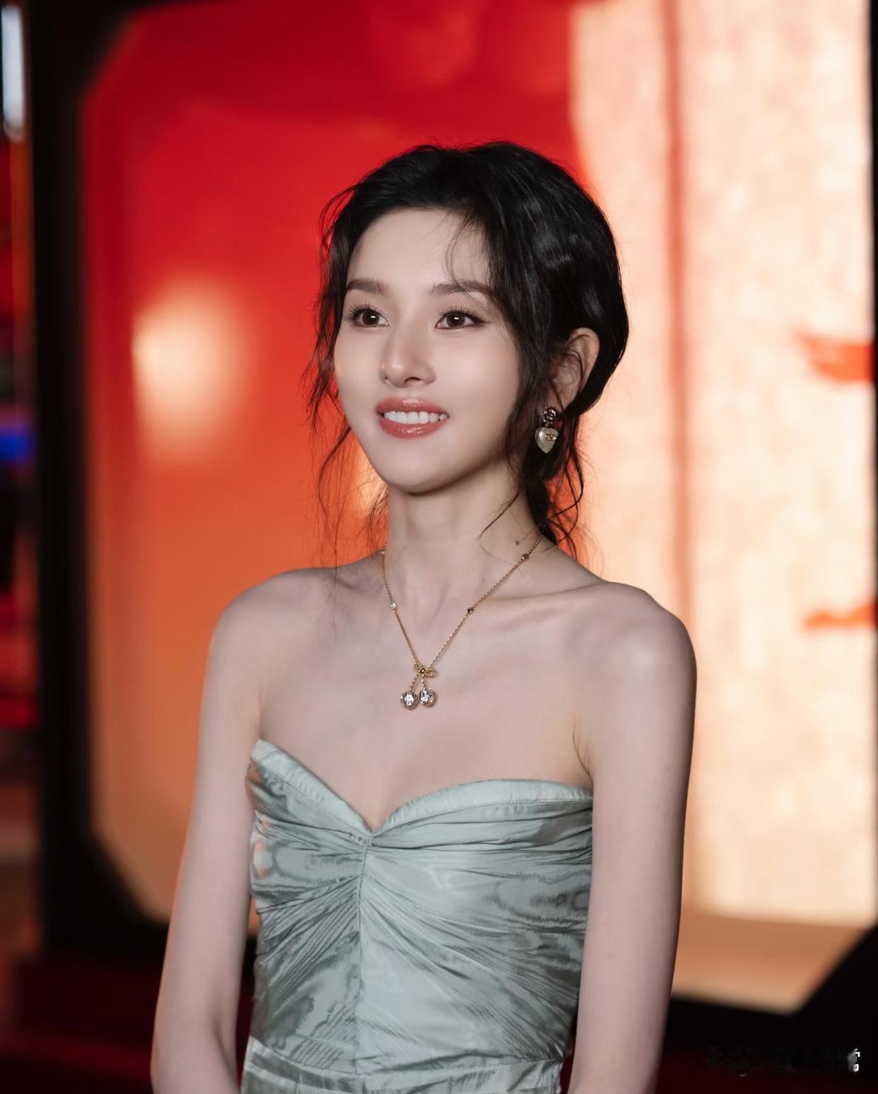 1. 网传张小斐零片酬出演周星驰新电影的说法其实并不靠谱。业内都清楚，周星驰拍戏