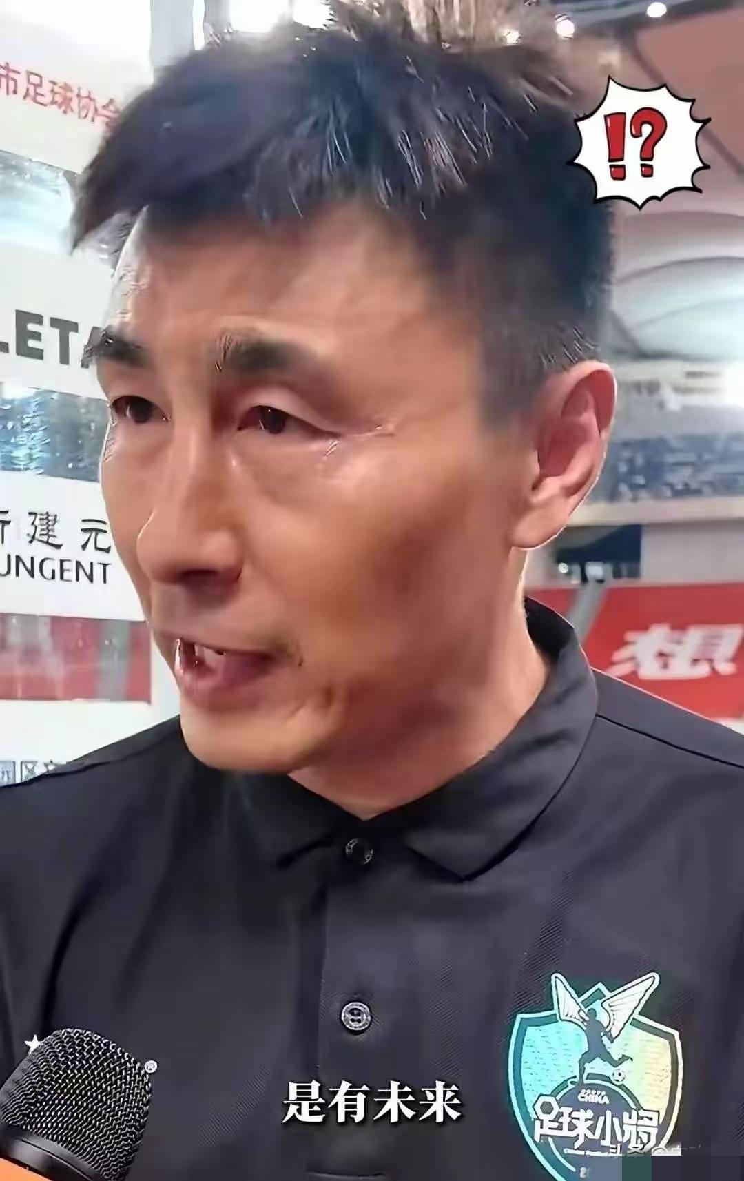 前国足队长李玮锋，突然隔空喊话，点名了董路的青训队。
他一句话，直接揭了个老底：